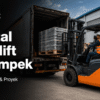 Forklift menurunkan pallet material di area proyek Cikampek