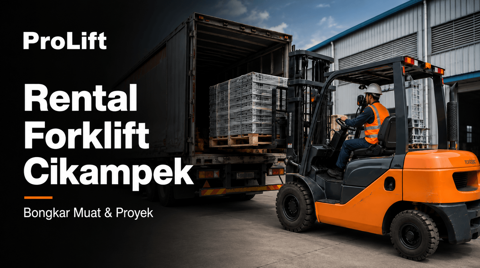 Forklift menurunkan pallet material di area proyek Cikampek